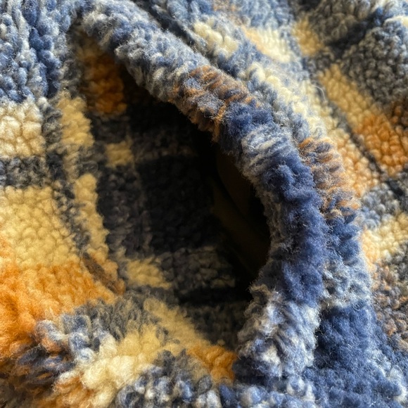 Men’s Small Plaid Zip Up Teddy Hooded with drawstrings. Zipper pockets outside - Picture 5 of 11